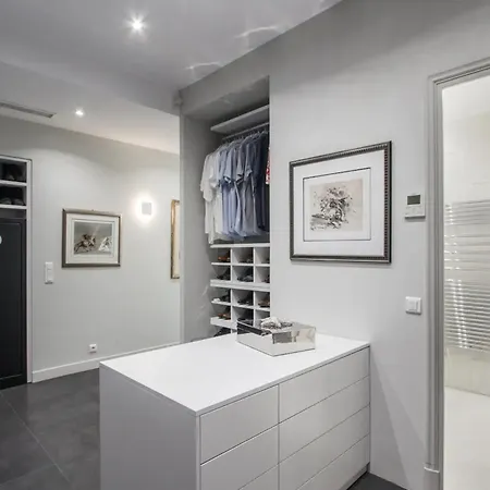 Collines 8bd Apartment