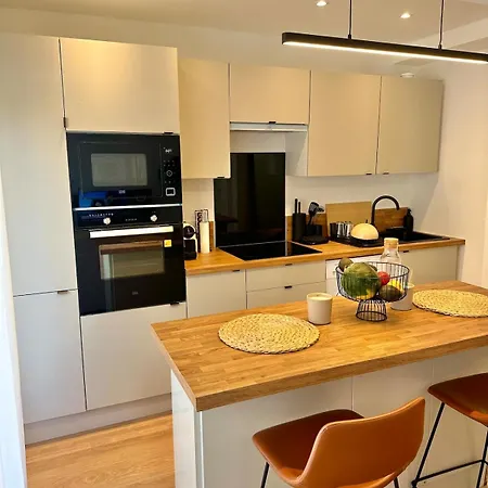 Collines 8bd Apartment